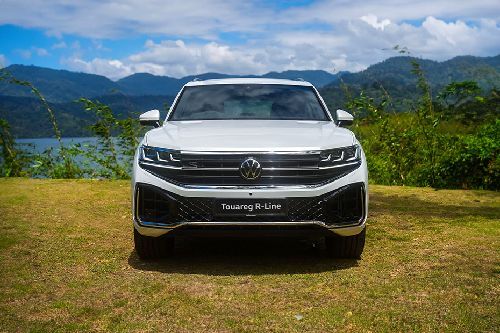 Full Front View of Touareg R-Line