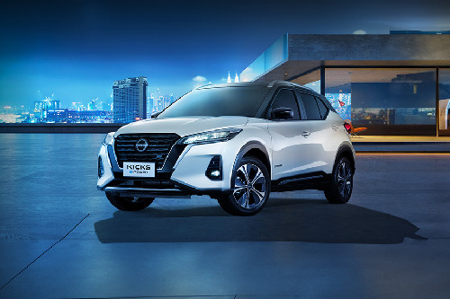 Kicks e-Power Front angle low view