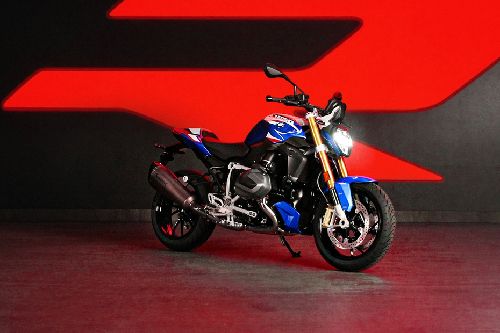 BMW R 1250 R Slant Rear View Full Image