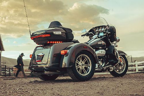 Harley-Davidson Tri Glide Ultra Slant Back Side View Right