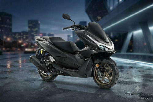 Honda PCX160 Slant Front View Full Image