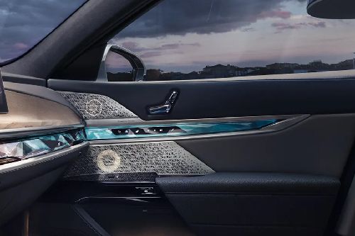 BMW i7 Passengers View