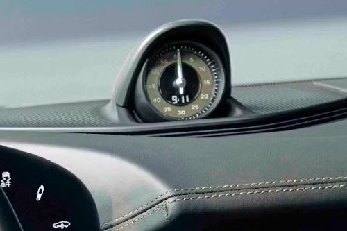 clock in Porsche Taycan