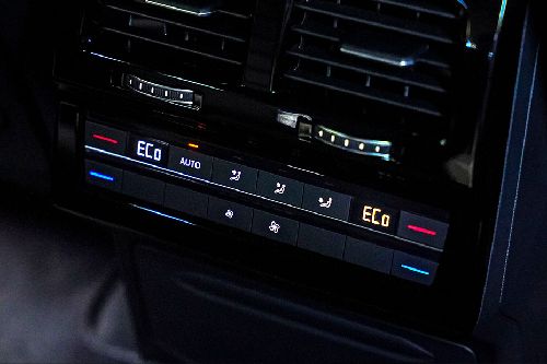 Front AC Controls of Volkswagen Touareg R-Line
