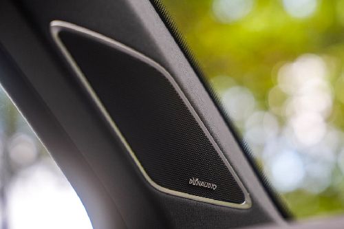 Speakers View of Volkswagen Touareg R-Line