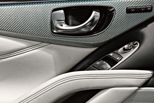 door handle interior of Infiniti Q60