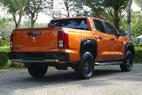 Mitsubishi Triton Rear Cross Side View