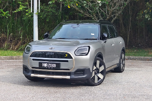 MINI Countryman Front Angle Low View