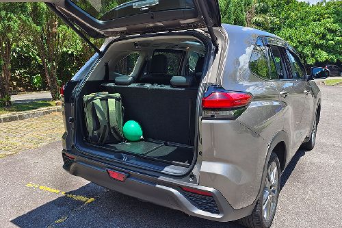 Toyota Innova Zenix Trunk Open